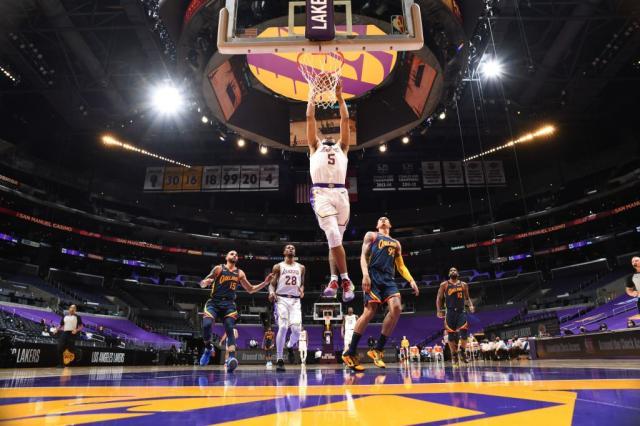 开云官网-詹皇点名表扬年轻的塔克，刚满20岁的他有何本事？